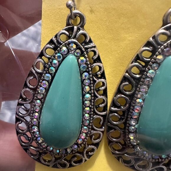 Elegant Man-Made Mint crystals
Filigree Earring,NWT - Picture 8 of 13